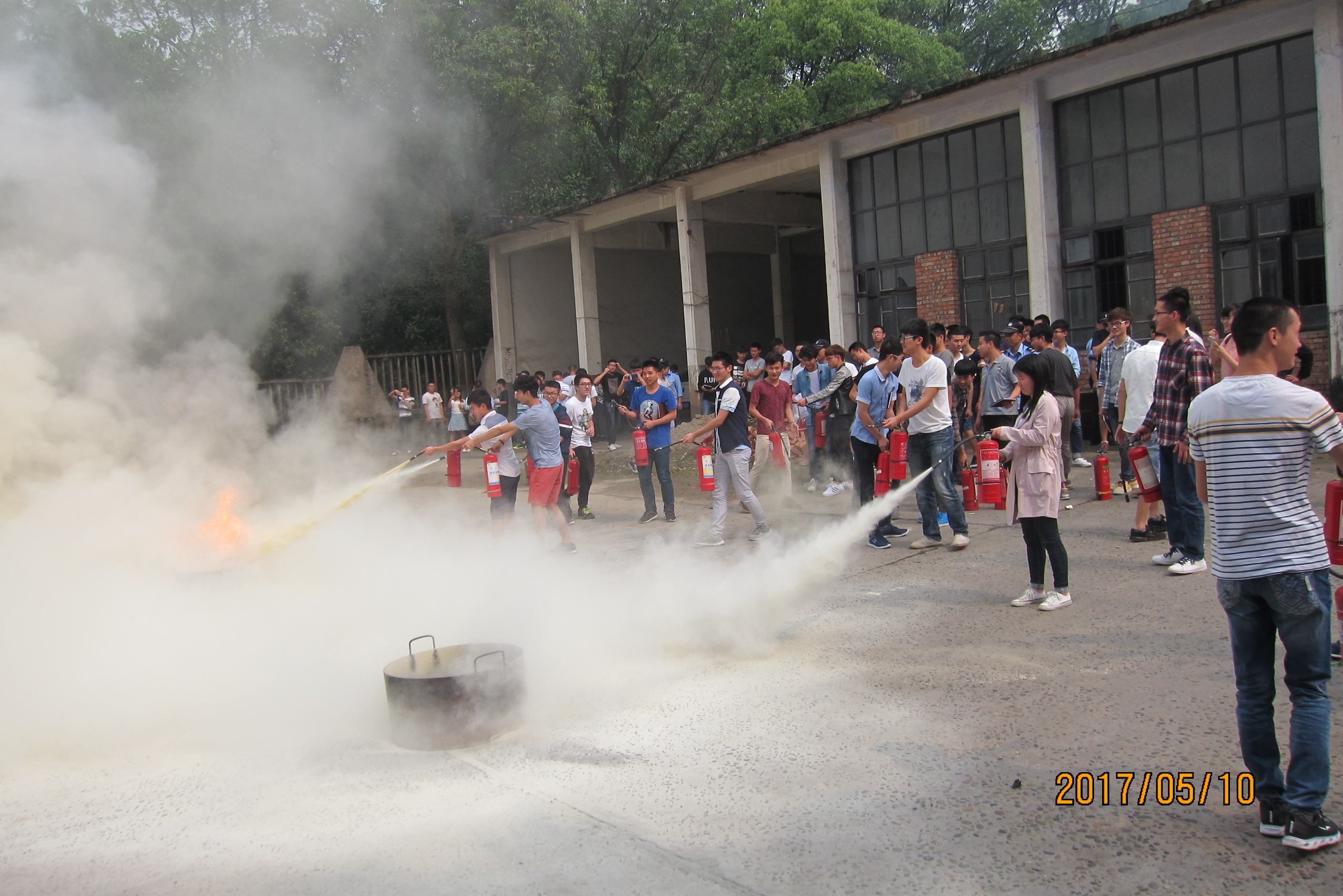 黄岭学院举行消防安全讲座暨应急疏散灭火演练3.JPG 黄岭学院举行消防安全讲座暨应急疏散灭火演练3.JPG