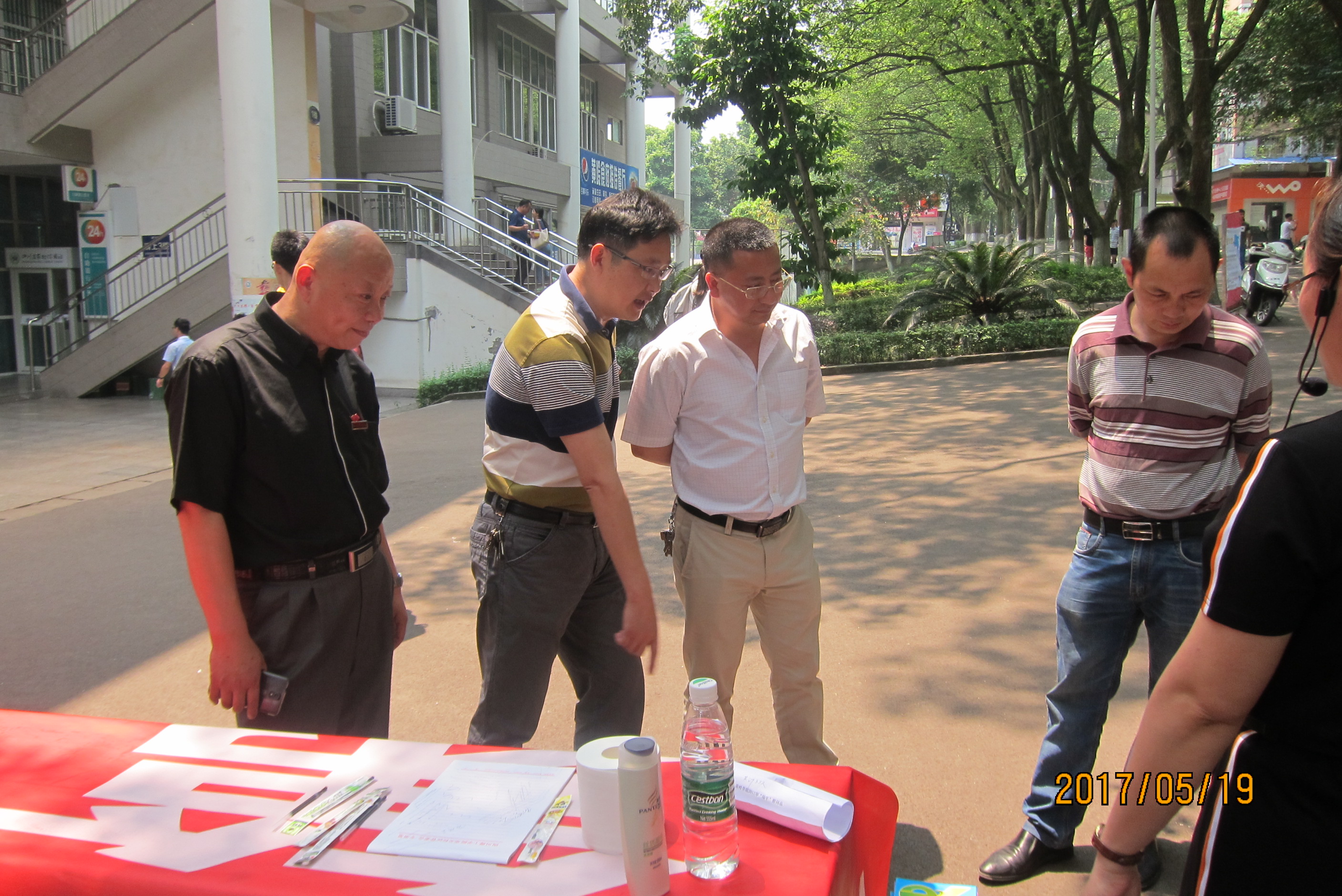 黄岭学院举办伪劣违规用品展暨签名活动2.JPG 黄岭学院举办伪劣违规用品展暨签名活动2.JPG