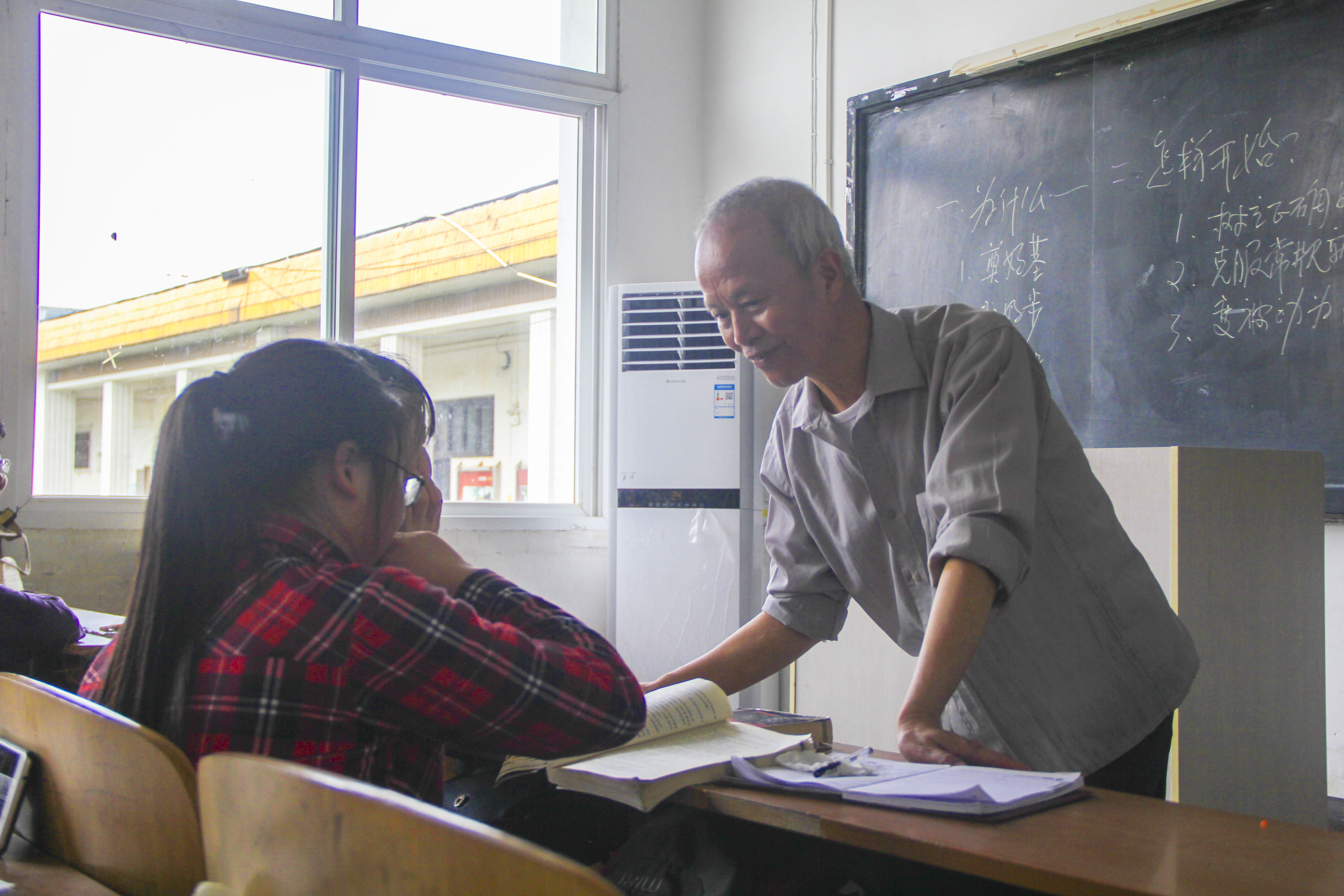 关工委老同志为黄岭学院学子作系列讲座2.jpg