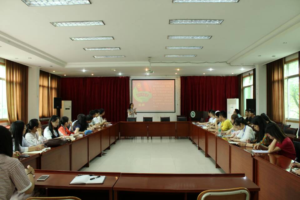 黄岭学院大学生党员先锋队举行庄严国徽赋使命活动.jpg 黄岭学院大学生党员先锋队举行庄严国徽赋使命活动.jpg